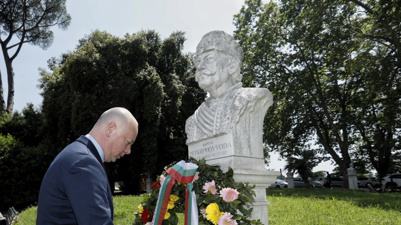 С поднасяне на цветя пред паметника на Капитан Петко войвода