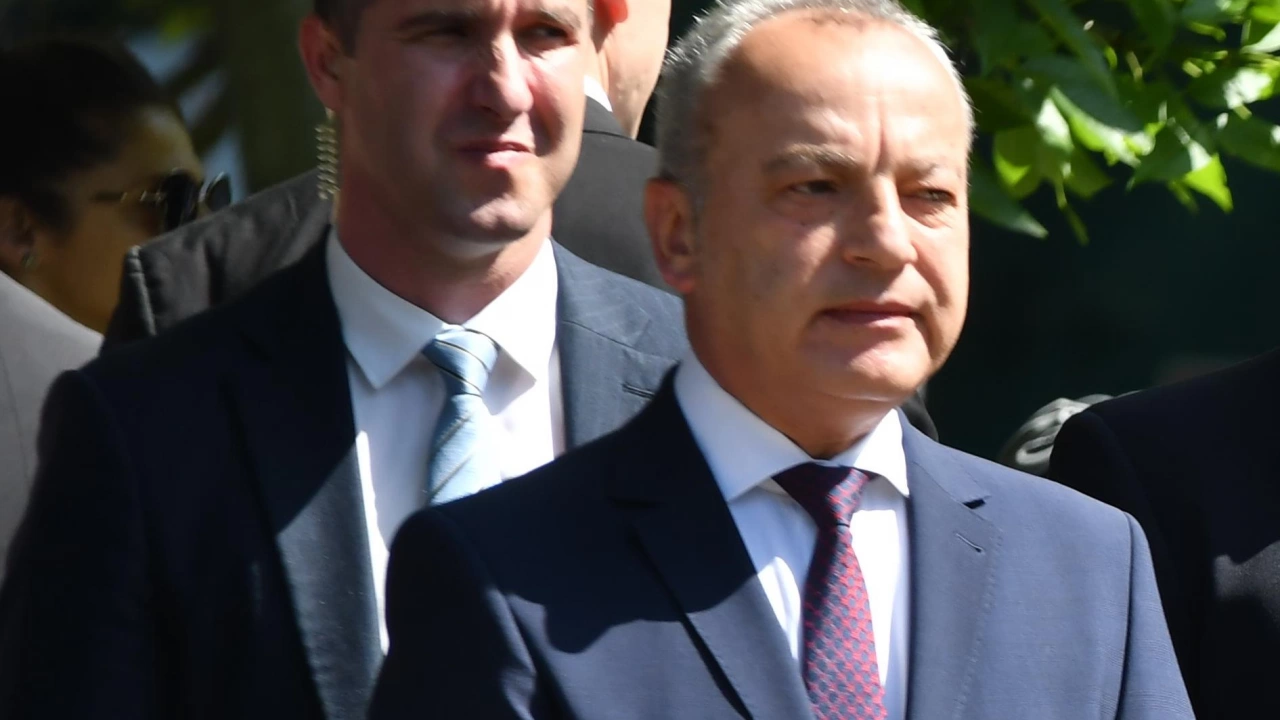 Премиерът Гълъб ДоневГълъб Донев е роден през 1967 г в София