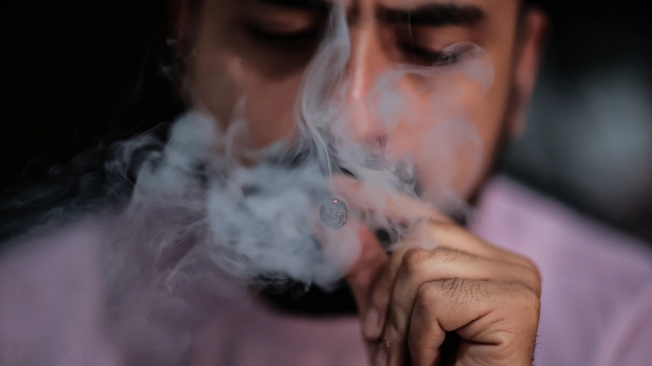 От днес влиза в сила забрана за пушене на канабис