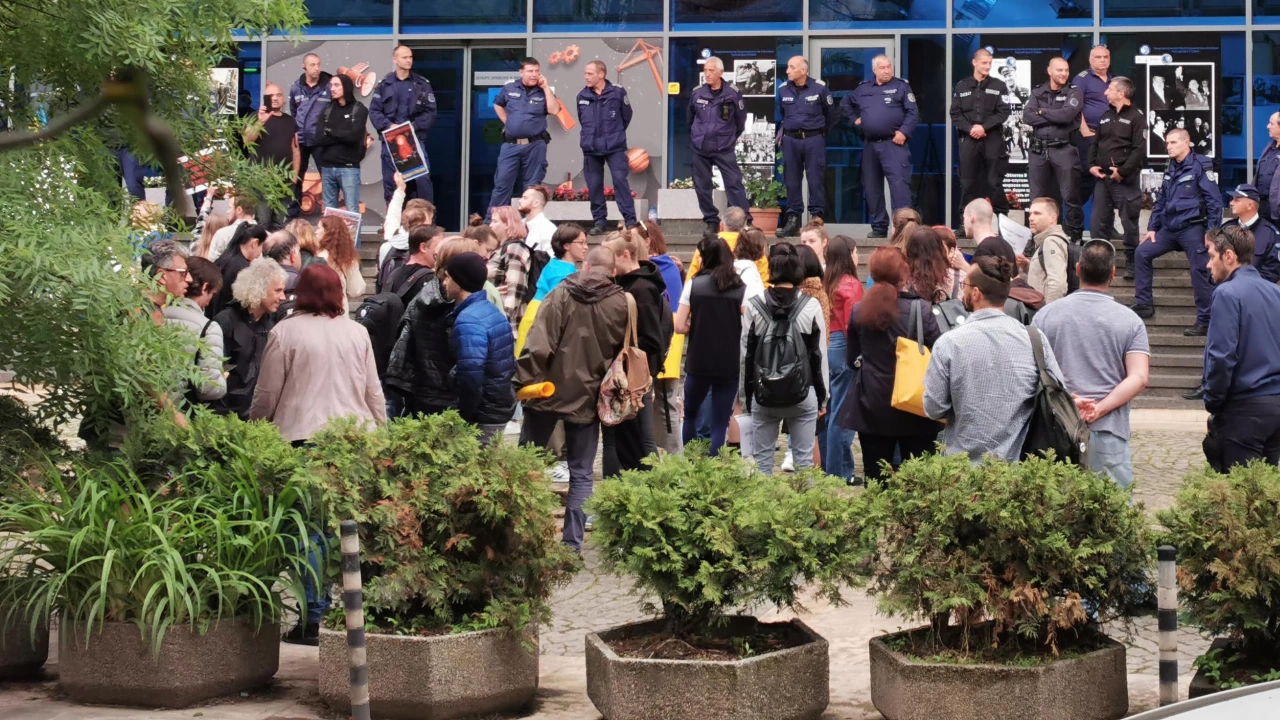 Десетки души се събраха пред Руския културноинформационен център в София