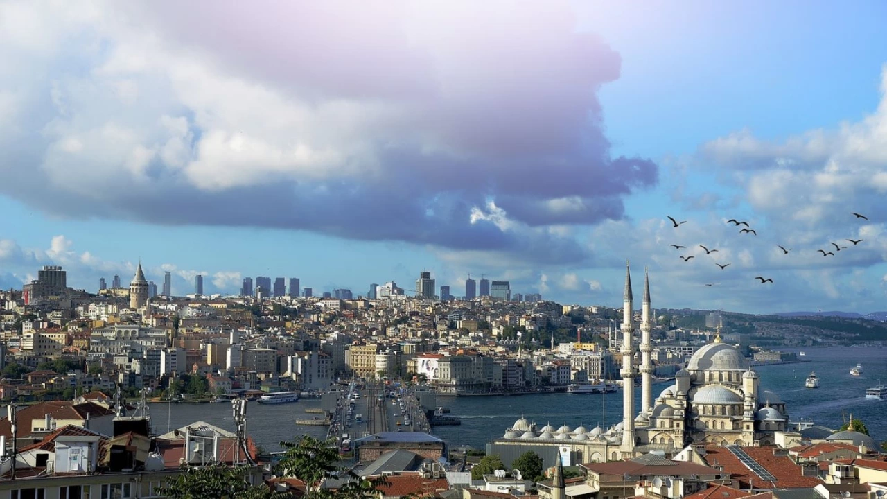 Рекорден спад на турската лира ден преди балотажа на президентските