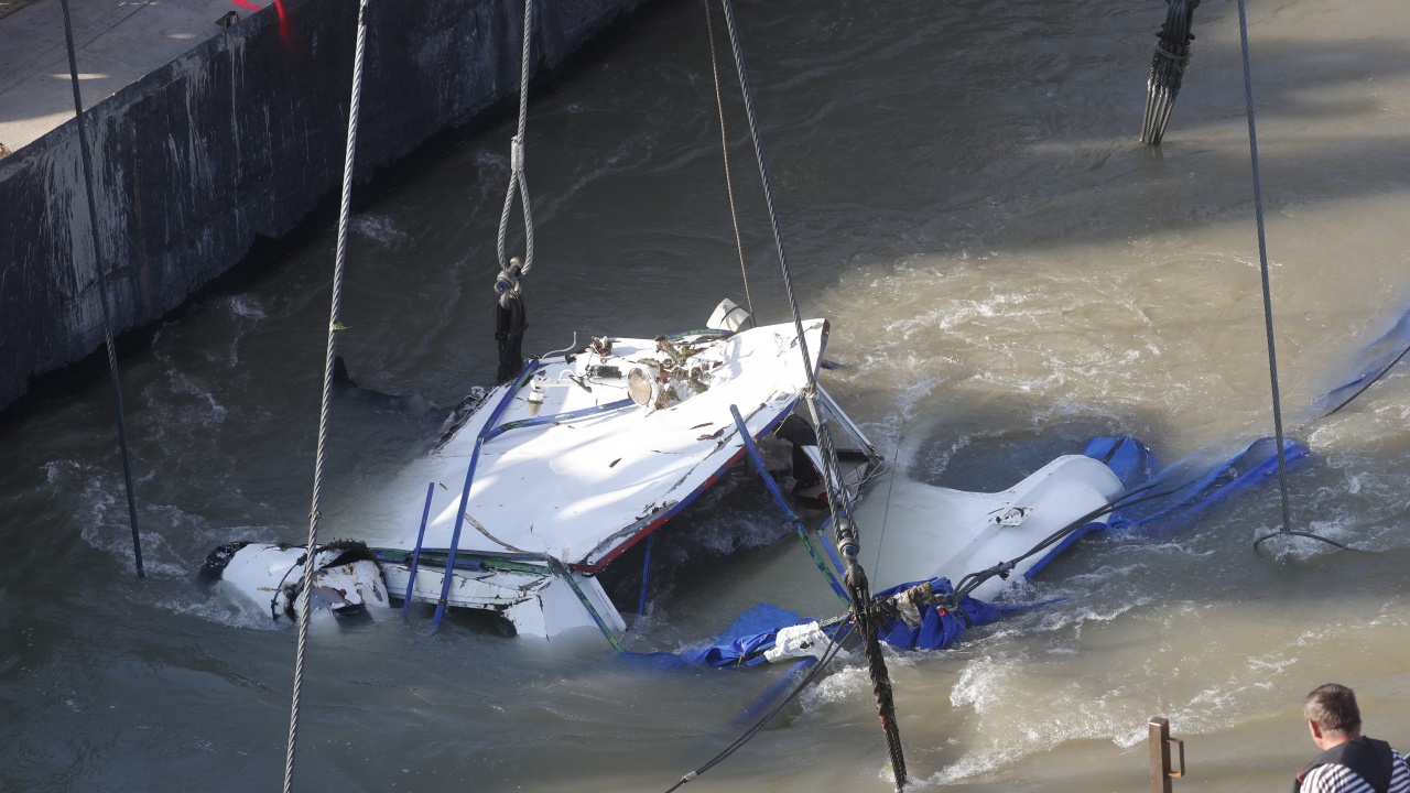 Туристическа лодка потъна при буря в Италия, има загинали