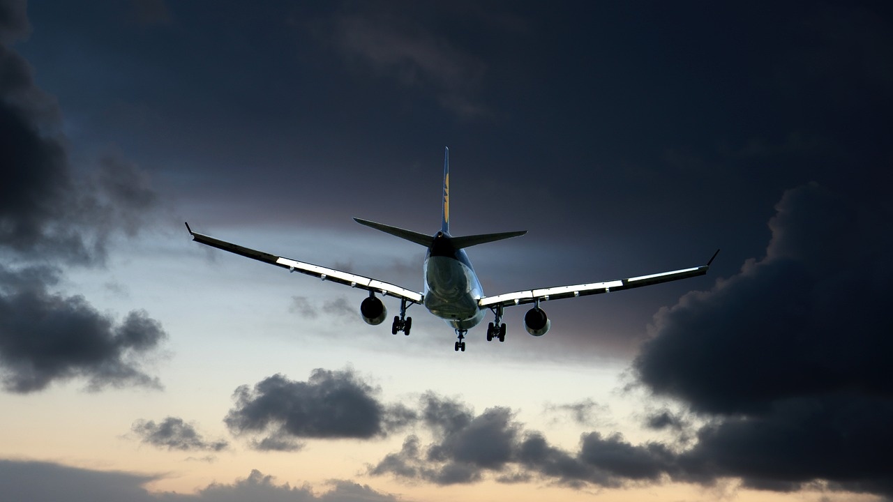 Пътници се барикадираха в самолет, кацнал във Варна, вместо в София