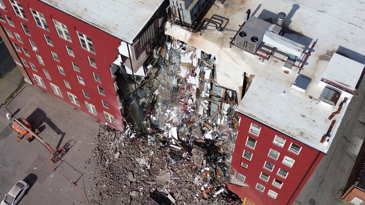 Част от сграда в Айова се срути, търсят оцелели
