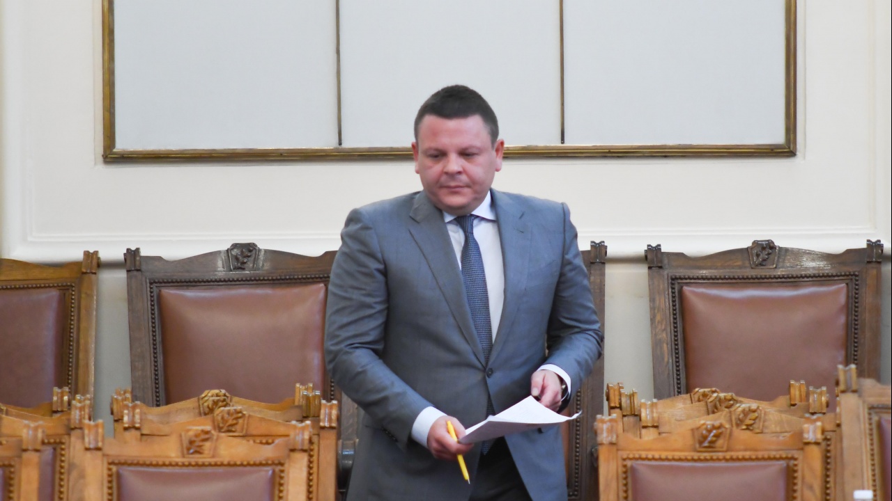 Министърът на транспорта нареди проверка за самолета, кацнал във Варна