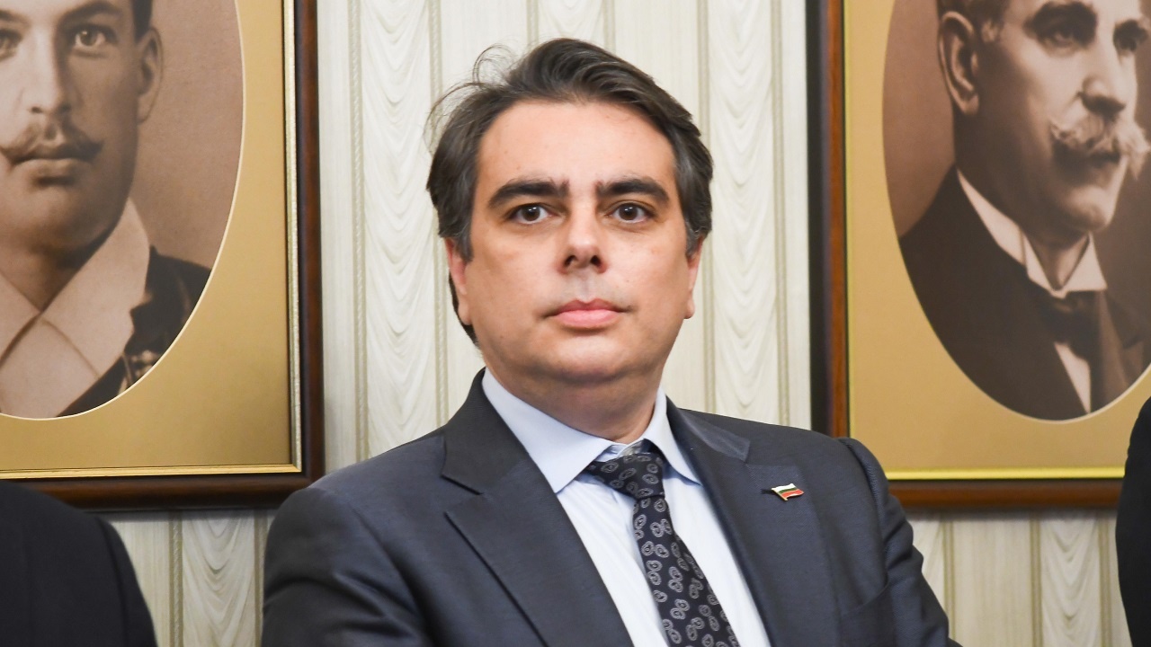 Асен Василев: Залогът е диктатура или парламентарна република