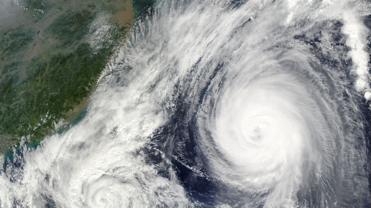 Тайфунът Мавар удари Филипините, заобиколи Тайван и се насочи към Япония