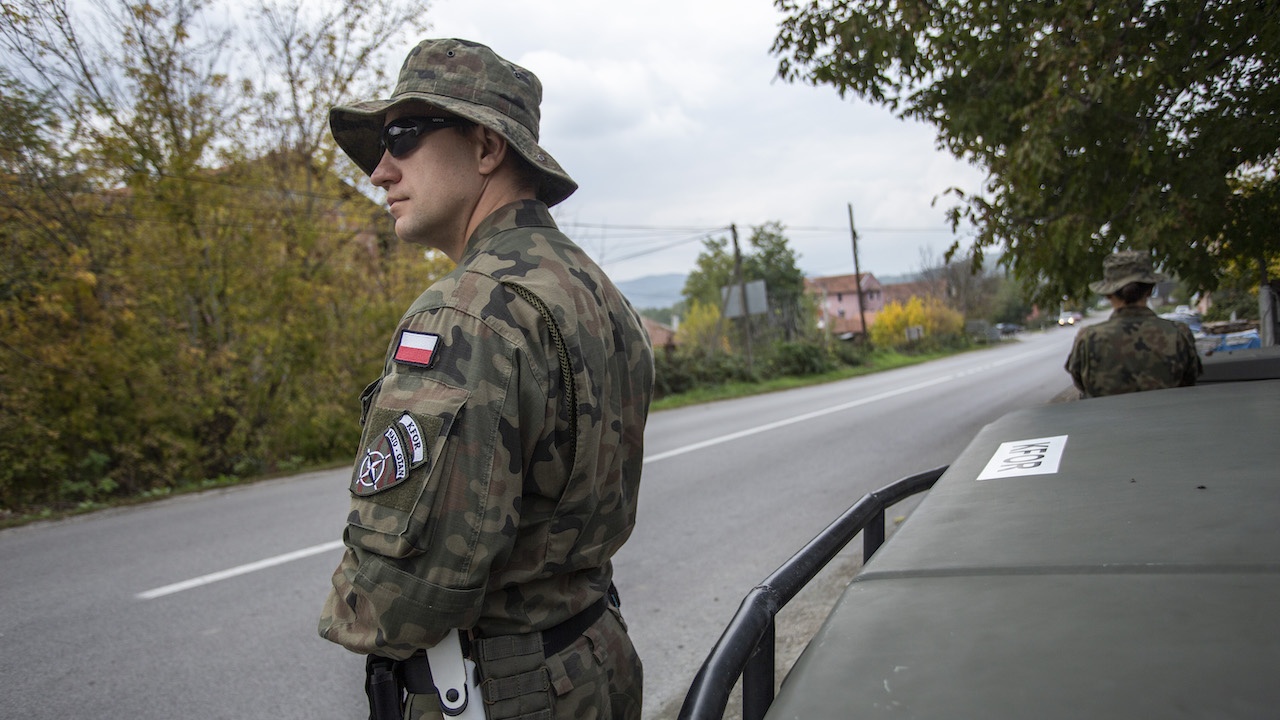 Сърбите в Северно Косово отново на протест, войници на НАТО охраняват кметствата