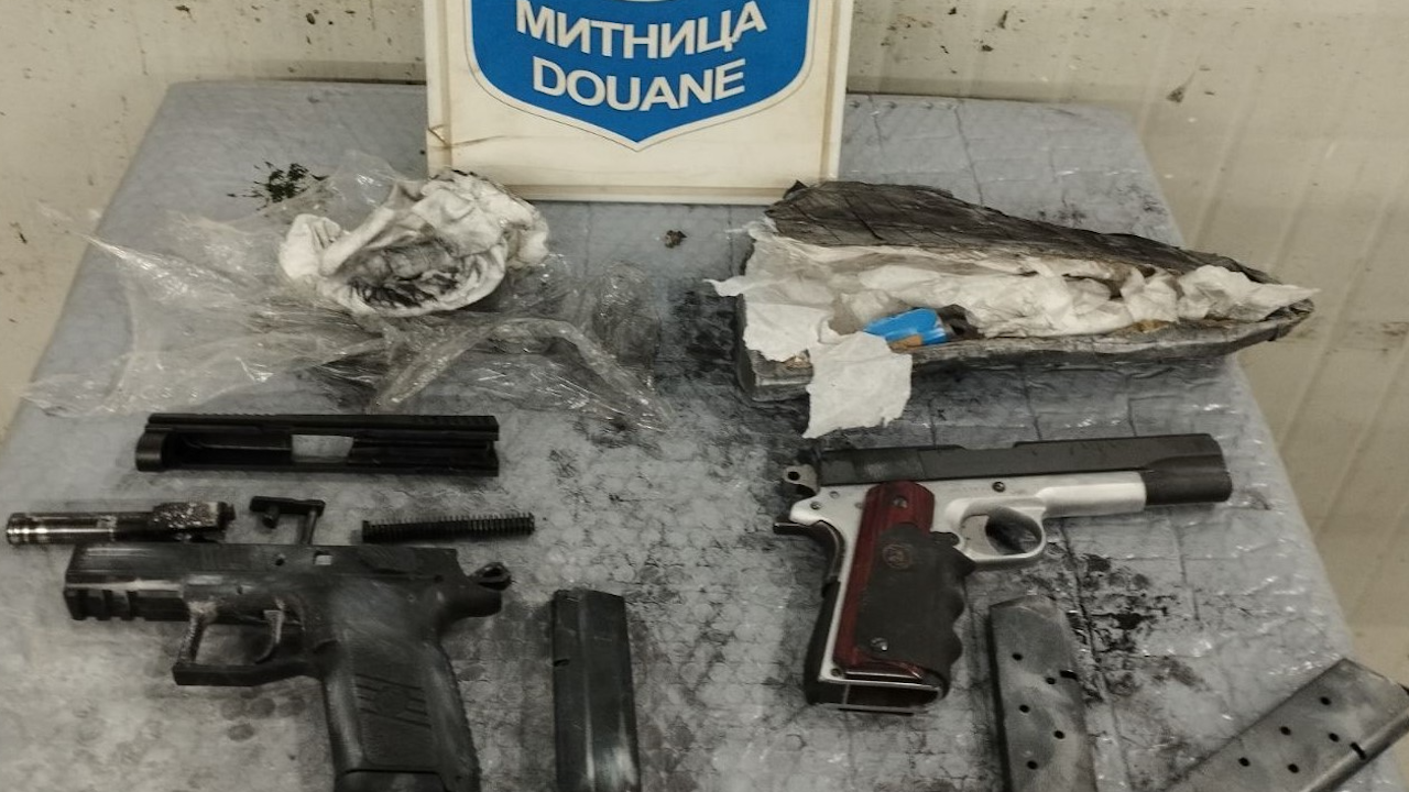 Два контрабандни бойни пистолета са задържани на "Капитан Андреево"