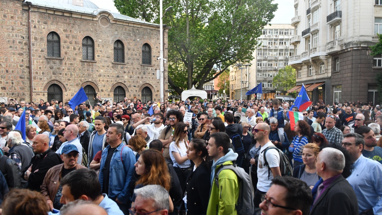 Протест пред президентството скандира "Тук не е Москва, "Радев е предател" и "Оставка"