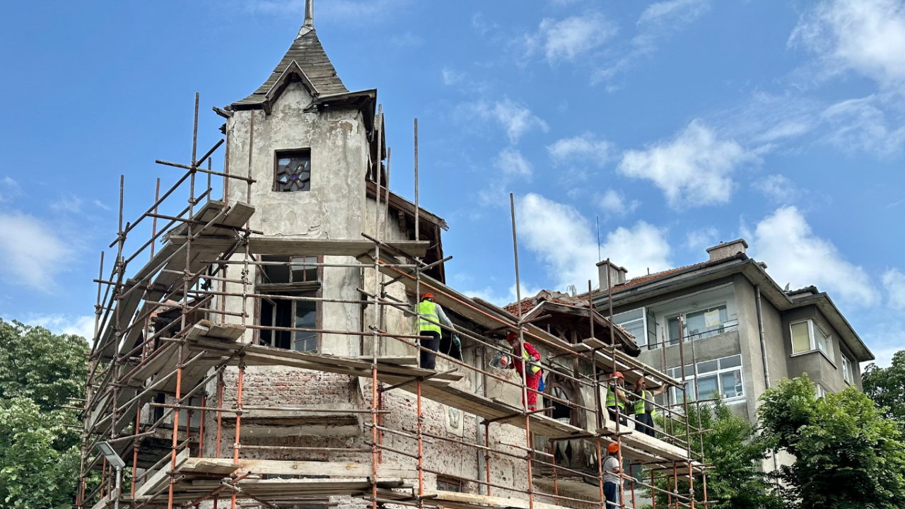 Започнаха дейностите по аварийния ремонт на Брънековата къща в Ямбол, съобщава кметът