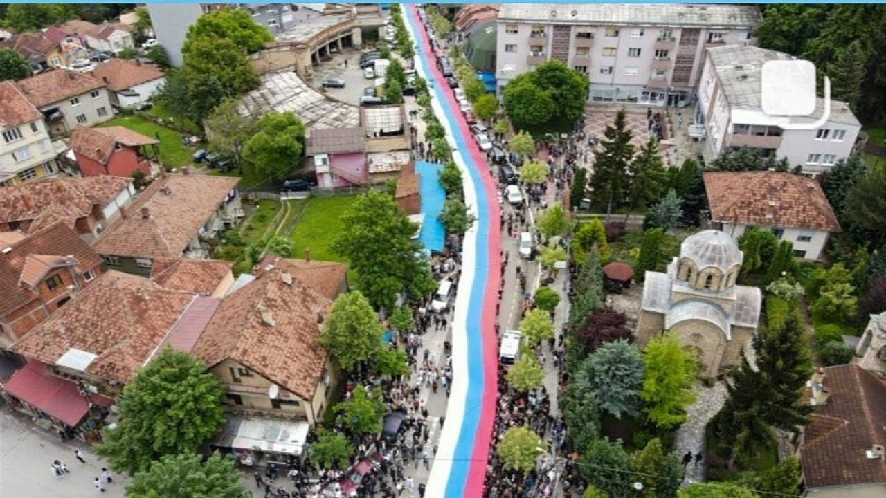 Мирно шествие в Звечан: Протестиращи разпънаха 250-метрово сръбско знаме