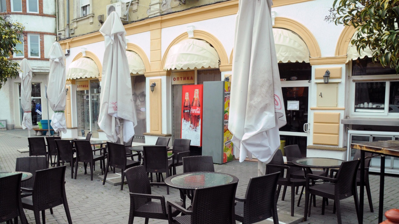 Нови изисквания към заведенията в Бургас - сенниците и чадърите да са в еднакви цветове