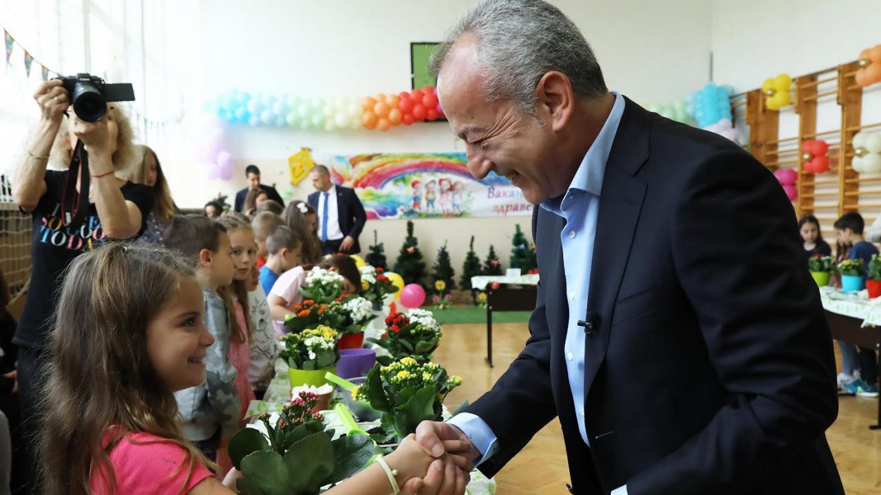 Гълъб Донев се срещна с първокласници за 1-ви юни, показа им как се сади цвете