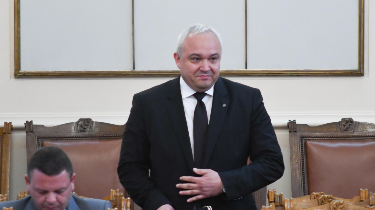 Министър Демерджиев в НС: Установихме фалшиви регистрации на украински бежанци по хотелите