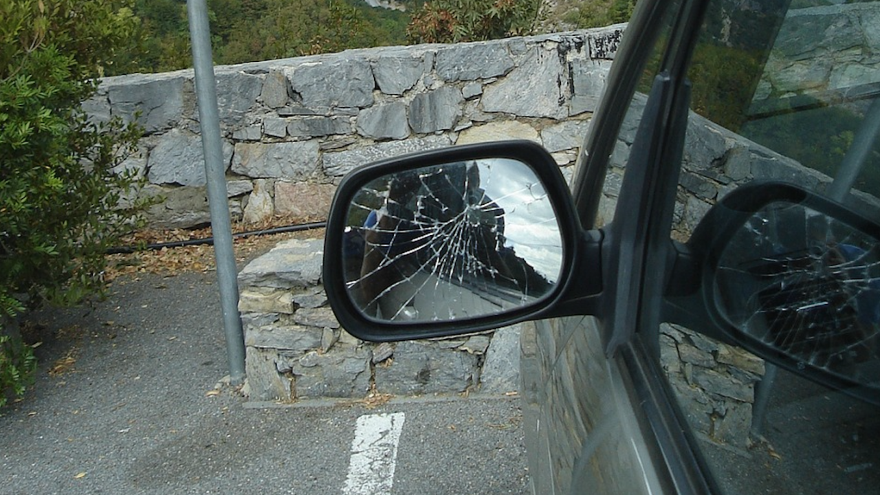 Криминално проявен потроши огледала на коли в Пловдив
