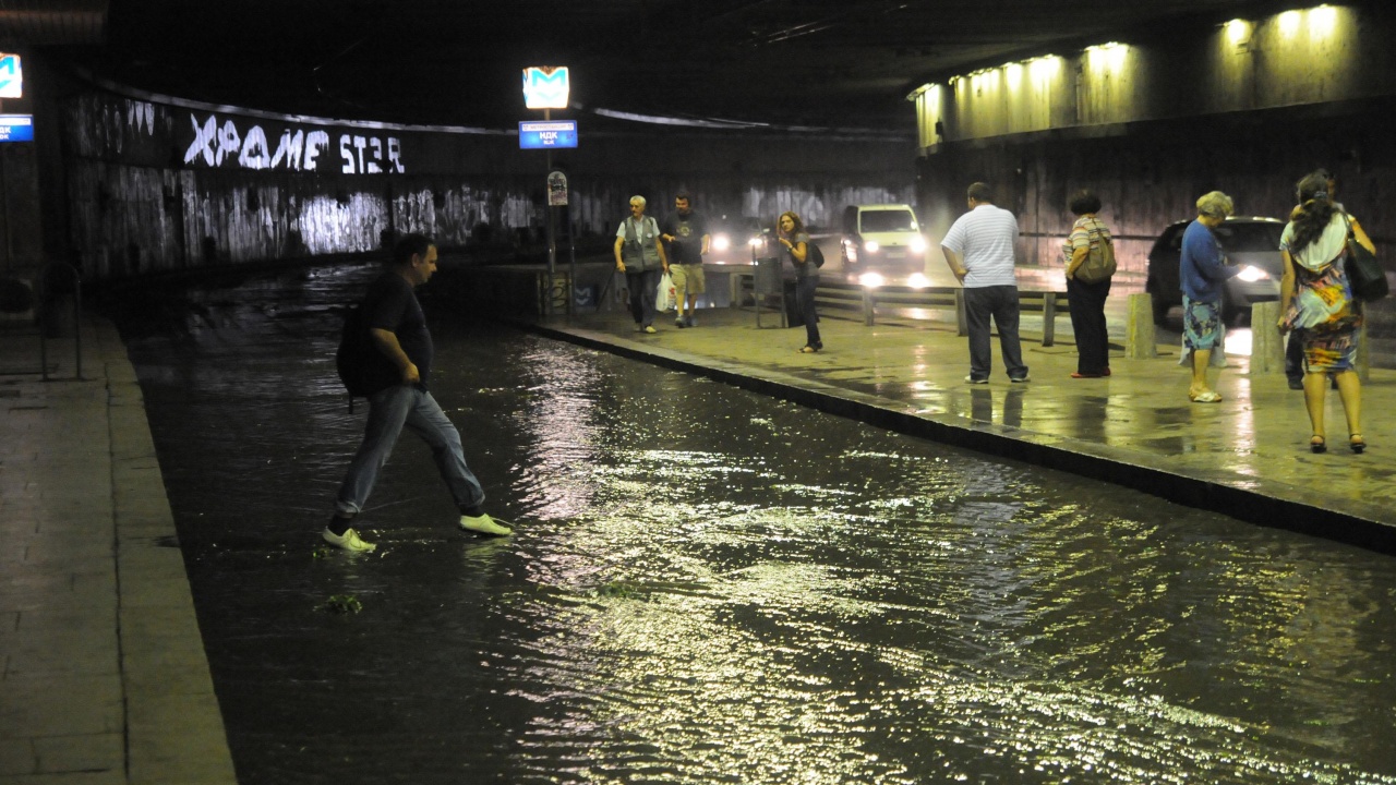  Страшна стихия наводни подлеза на НДК, бул. „ Витоша “ се трансформира в река 