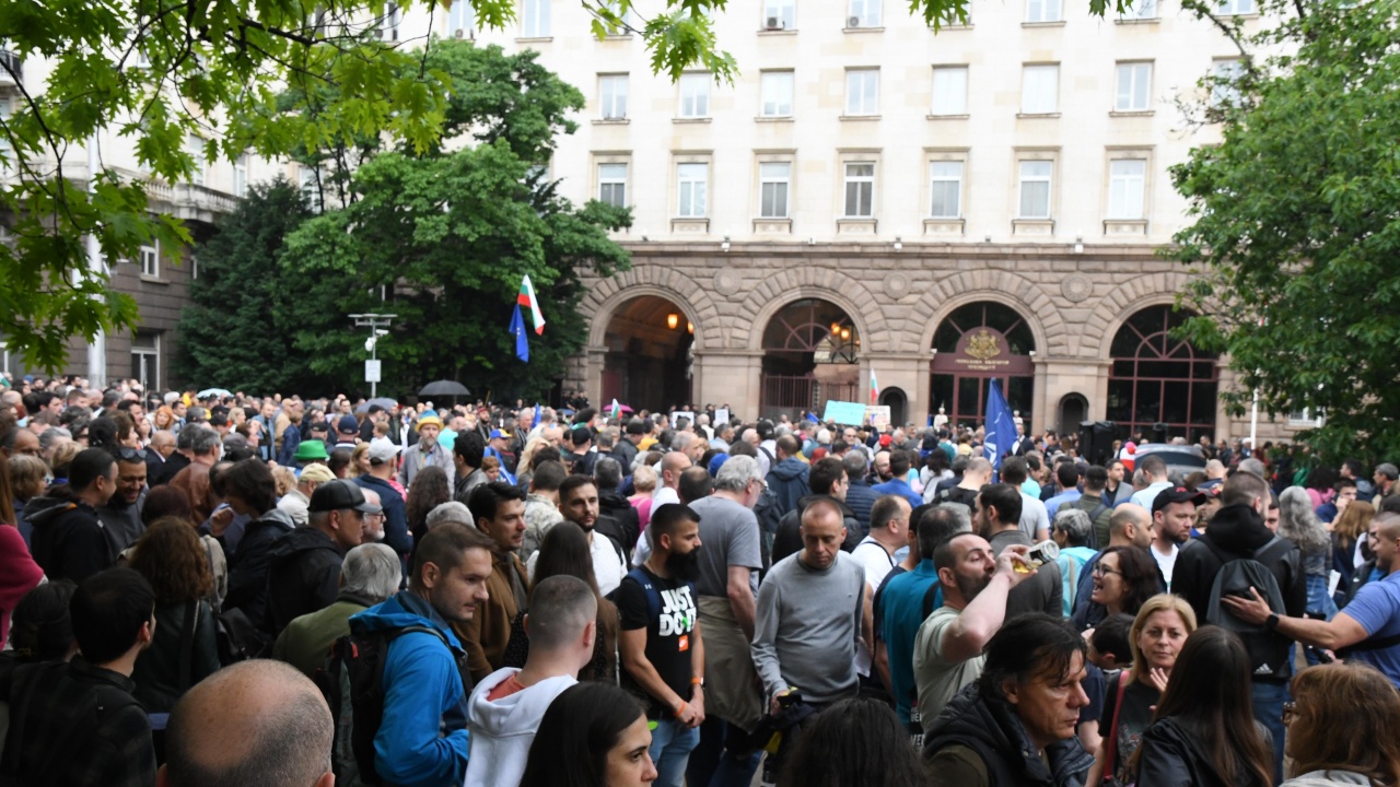 Стотици протестиращи се събраха пред президентството, бесни са заради думи на Румен Радев