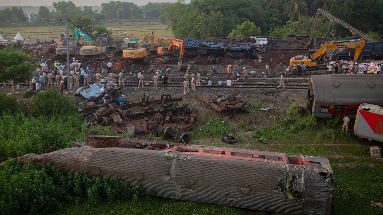 Индийски министър: Установени са причината и отговорните за тежката влакова катастрофа