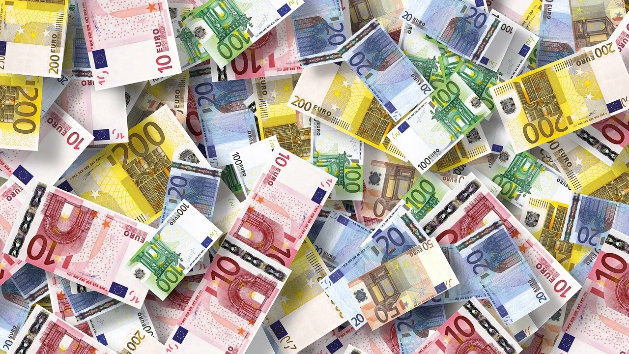 Курсът на еврото днес се задържа над 1 07 долара