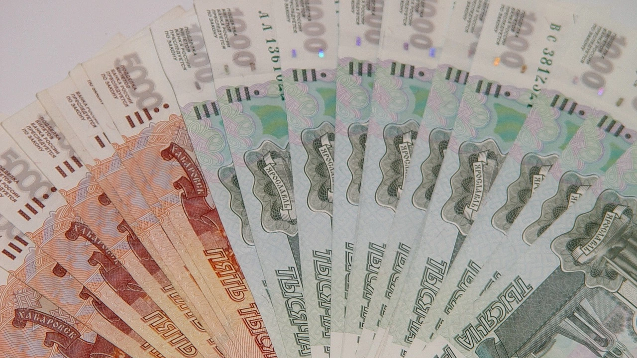 Руската валута днес остана стабилна на ниво от около 80