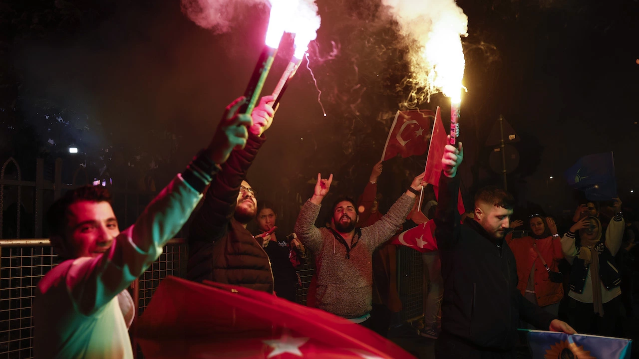 Милиони хора в цяла Турция празнуваха победата на втория тур