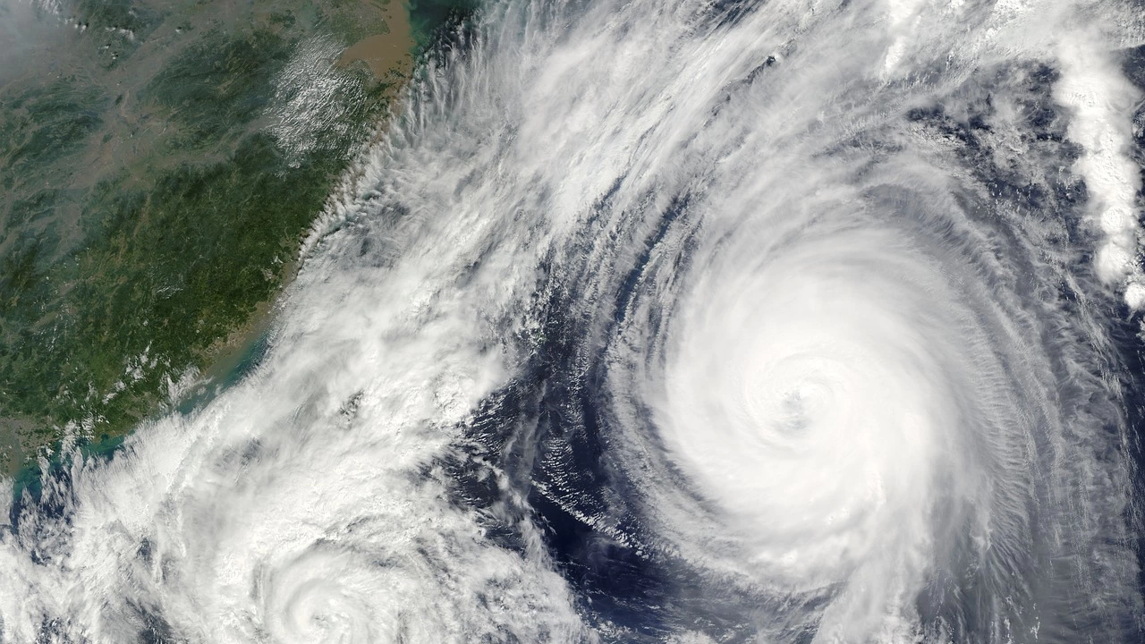 Тайфунът Мавар връхлетя източното крайбрежие на Тайван с вятър дъжд
