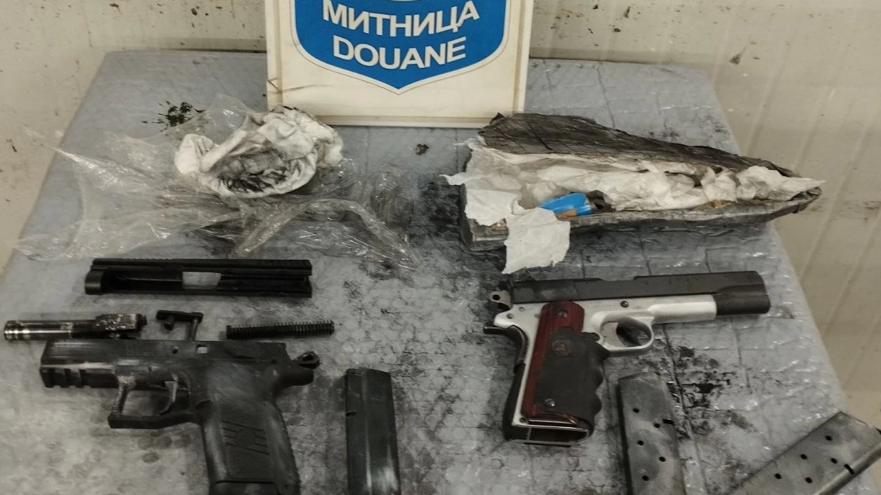 Митническите служители откриха 2 бойни пистолета при проверка на товарен