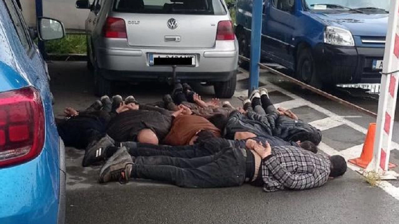 Столични полицаи задържаха 43 чужди граждани и двамата българи превозвали