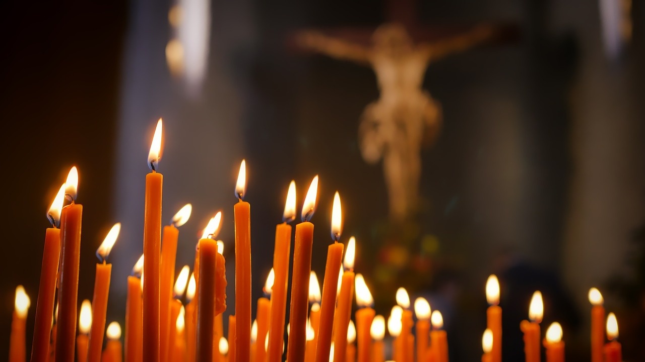 Православната църква празнува Свети Дух.
Празникът е свързан по смисъл с