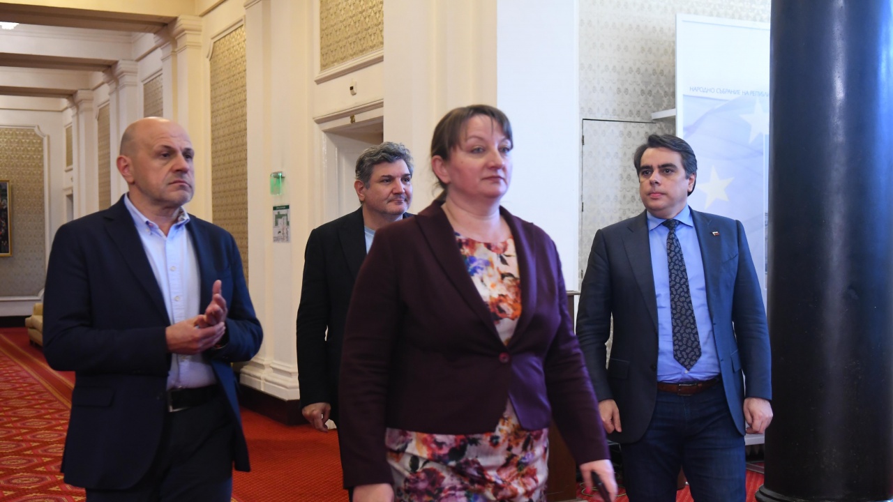 Парламентарните групи на ГЕРБ-СДС и ПП-ДБ се събраха поотделно преди гласуването на парламента