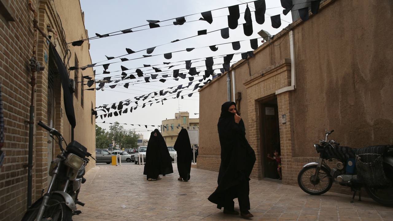 Иран готви нови наказания за нарушаване на дрескода при жените