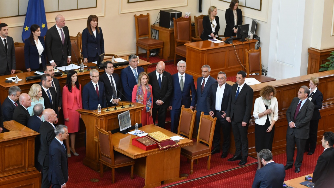 Парламентът избра кабинета "Денков-Габриел", Радев и "Възраждане" напуснаха залата