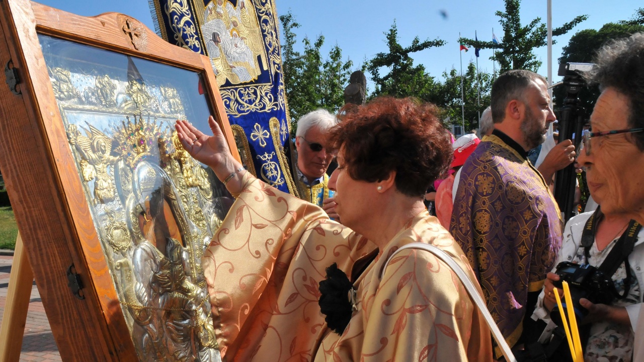 Посрещнаха иконата "Св. Богородица-Достойно есть" в Поморие