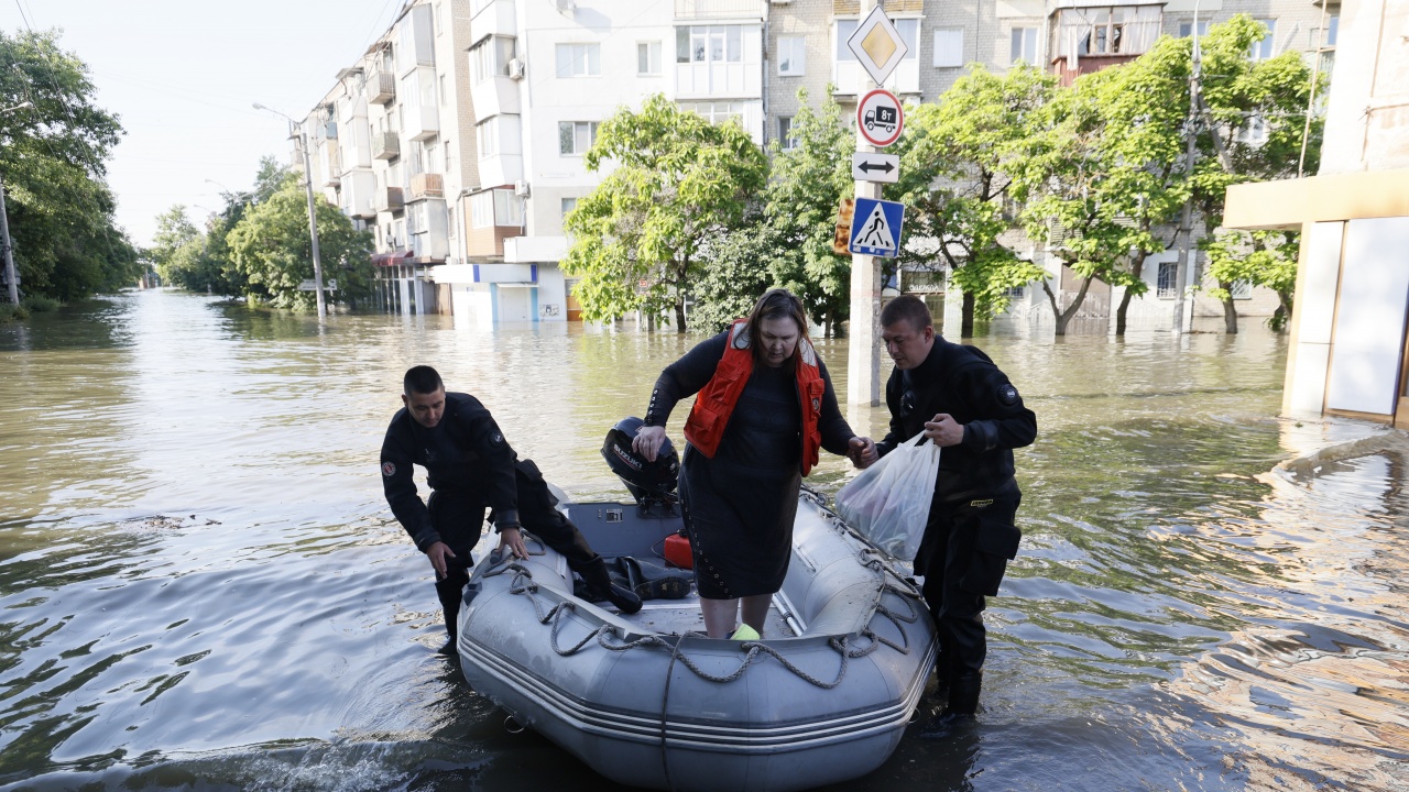 Украйна обвини Русия, че стреля по спасителните екипи в наводнените райони