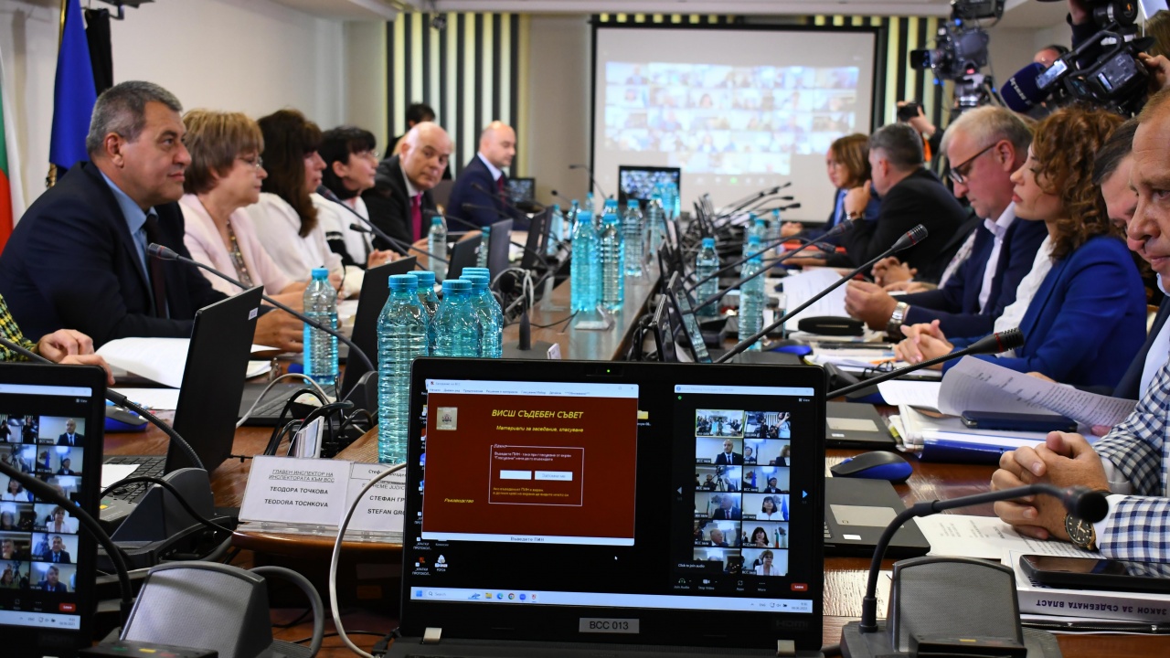 НА ЖИВО: Маратонско заседание на ВСС за предложението за отстраняване на Гешев