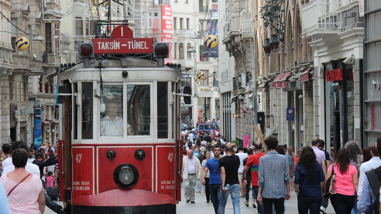 Близо 30 души са ранени при сблъсък на трамваи в Турция