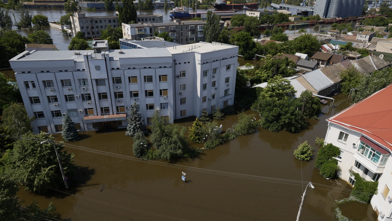 Най-малко 13 души са станали жертва на наводнението от разрушения язовир