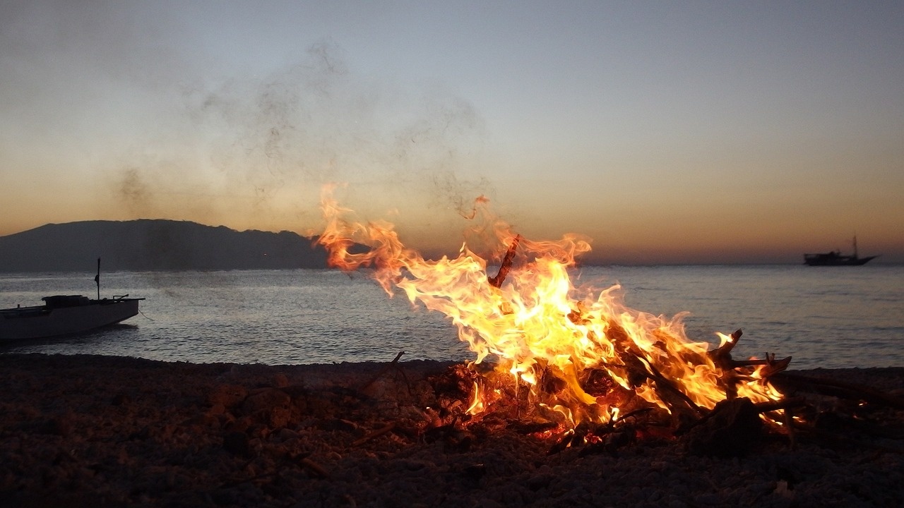 Тонове дърва за плажни огньове са осигурени за Джулая в Бургас, ще свирят "Уикеда"