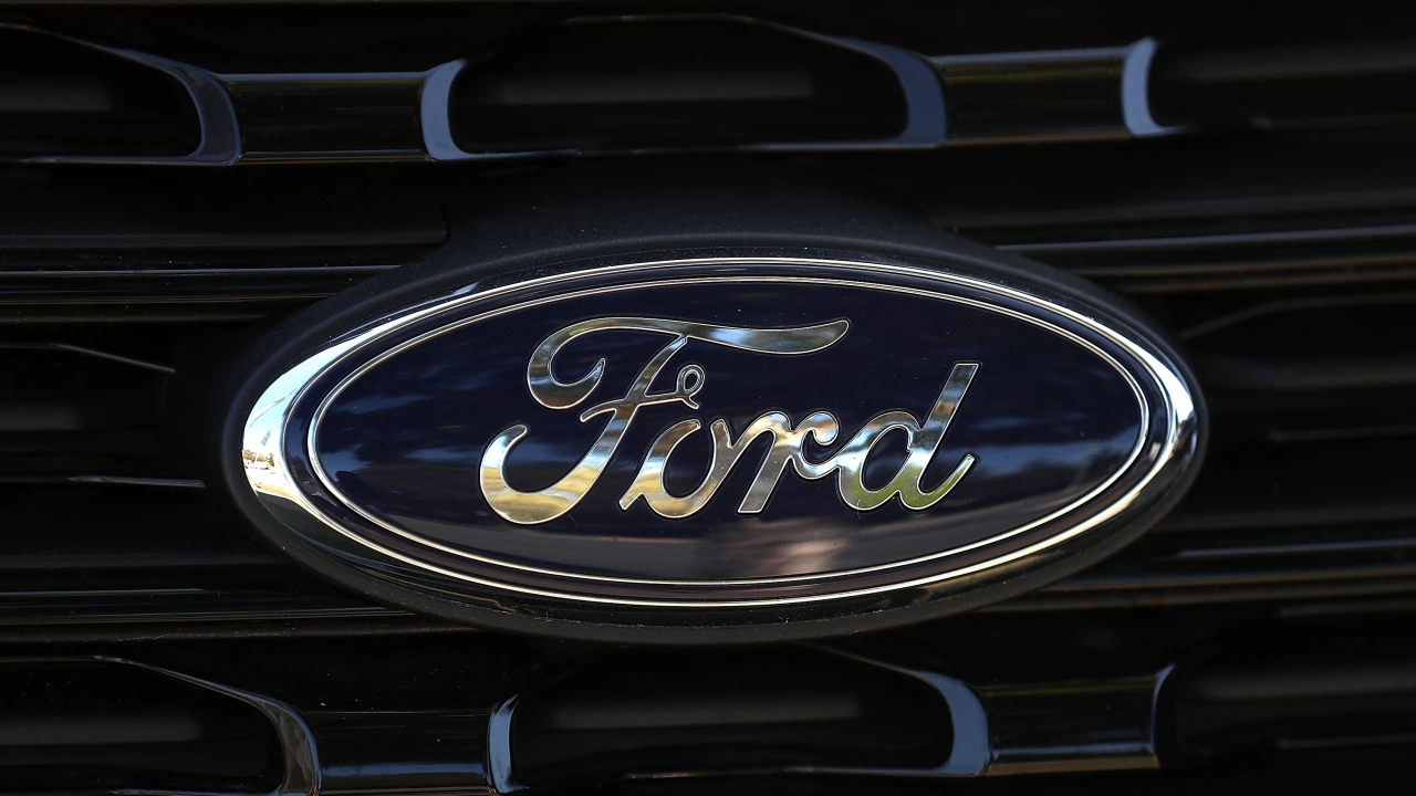 Американската автомобилна корпорация Форд Ford изтегля в САЩ 125 000
