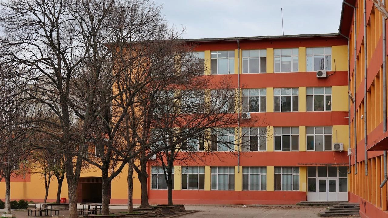 Учебните занятия в част от училищата в област Пловдив в