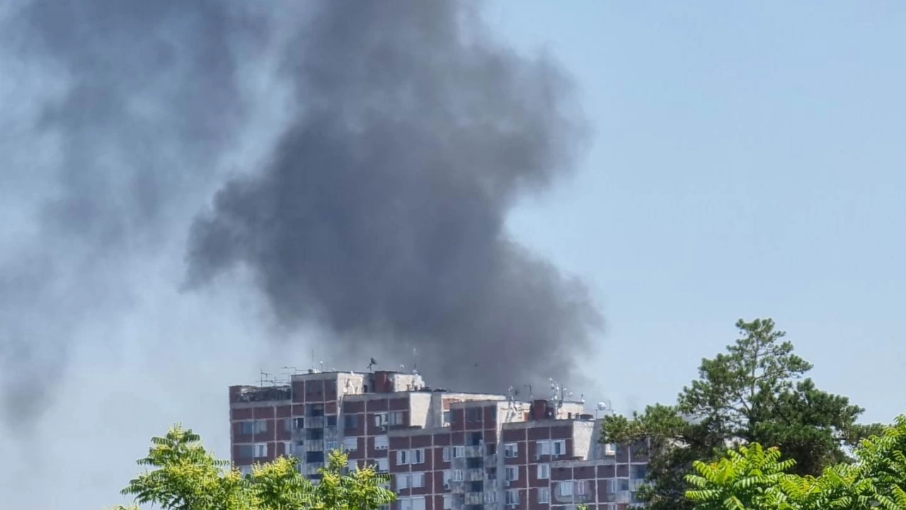 Четири екипа огнеборци гасят пожар в производствено хале в пловдивския