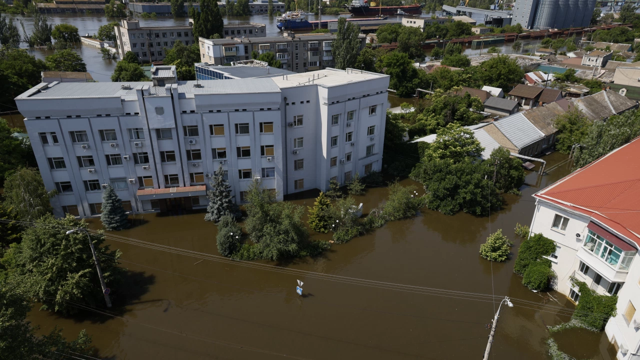 В резултат на наводнението причинено от разрушаването на язовира на водноелектрическата