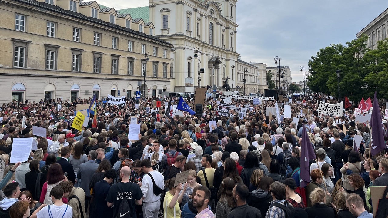 След смъртта на бременна: Хиляди в Полша протестираха срещу забраната за аборти