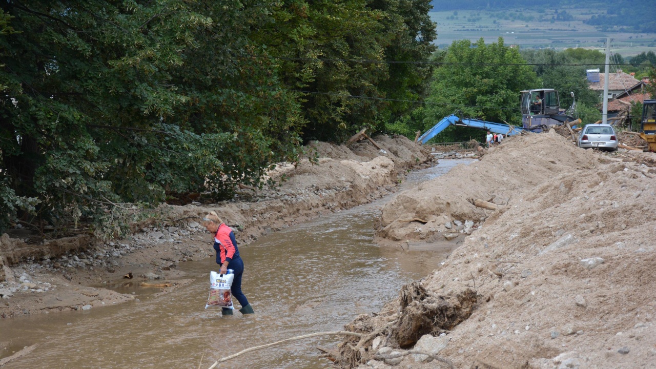 Етрополе: Наводнени са къщи и пречиствателната станция за отпадни води