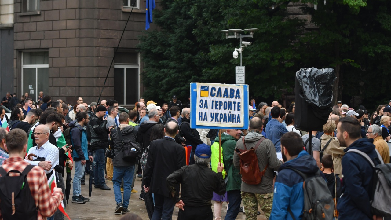 Протест за подкрепа на парламентаризма и демокрацията се провежда пред президентството