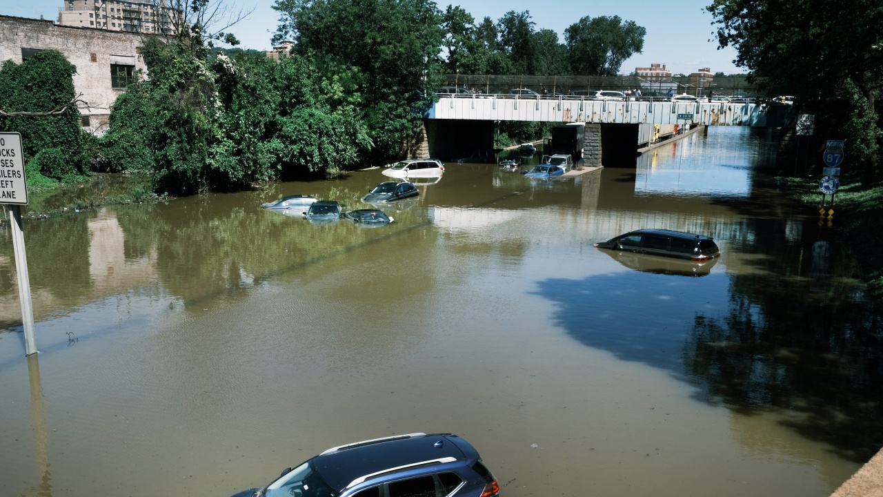 Наводнения, извънредно положение и евакуации в Сърбия и Босна