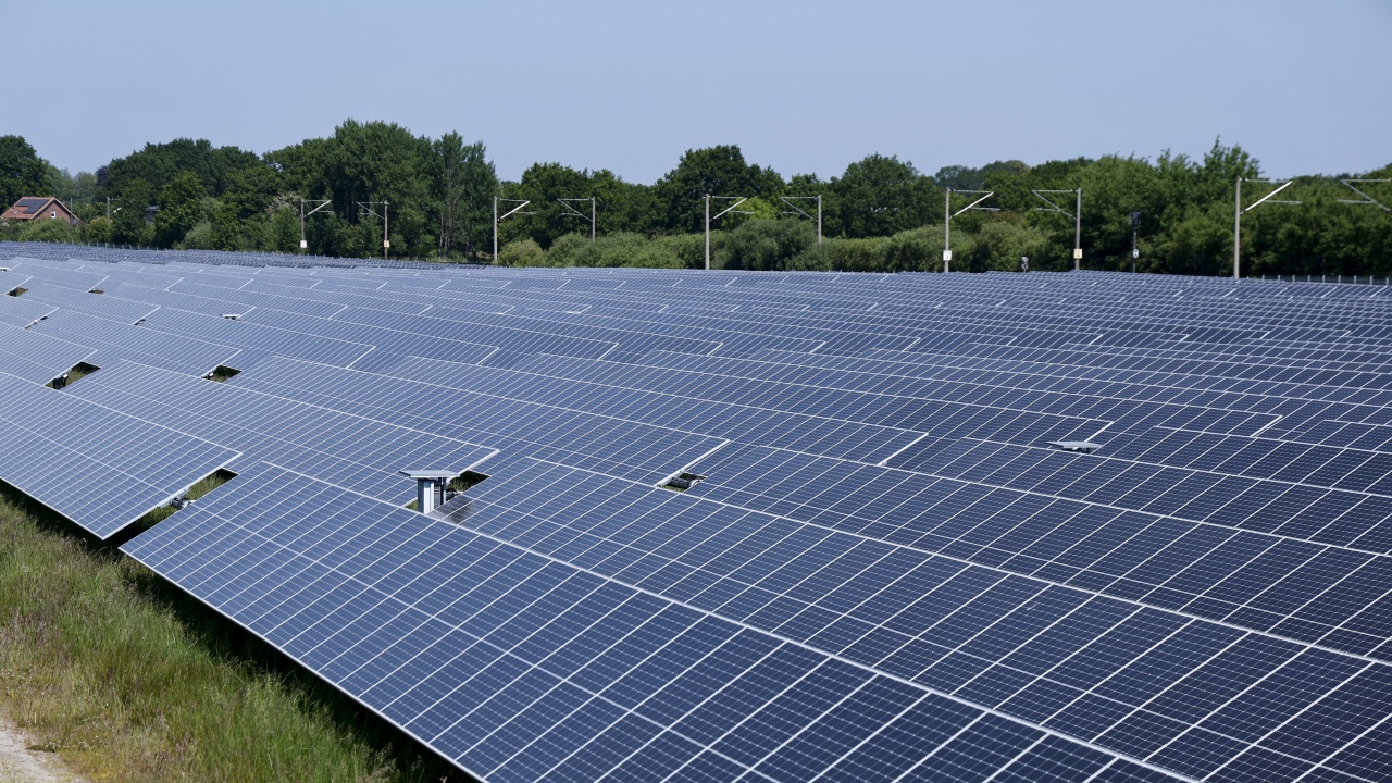 Германия се нуждае от още 100 000 работници, за да изпълни целите си за соларна енергия
