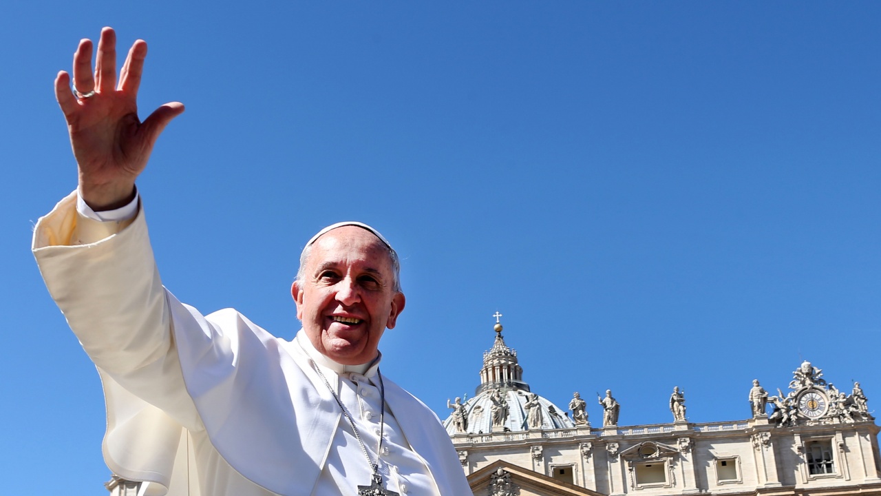 Папа Франциск се връща към обичайната си дейност във Ватикана след операцията