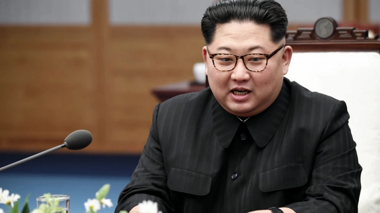 Севернокорейският лидер им Чен ун се зарече да се държи ръка